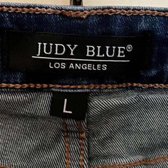 LIKE NEW} Judy Blue, 5-Pocket Mid-Rise, Cuffed Shorts / Size L - Picture 4 of 9